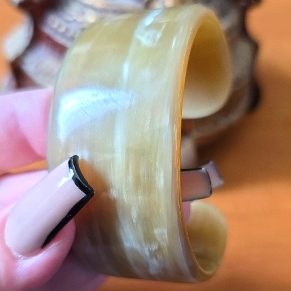 Old Plastic Retro Cuff